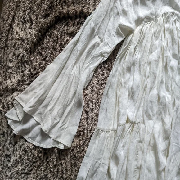 70s inspired bell sleeve dress - Picture 5 of 6